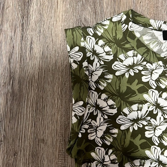 Tahari Sleeveless Floral Print Top​​​​ - Picture 3 of 13